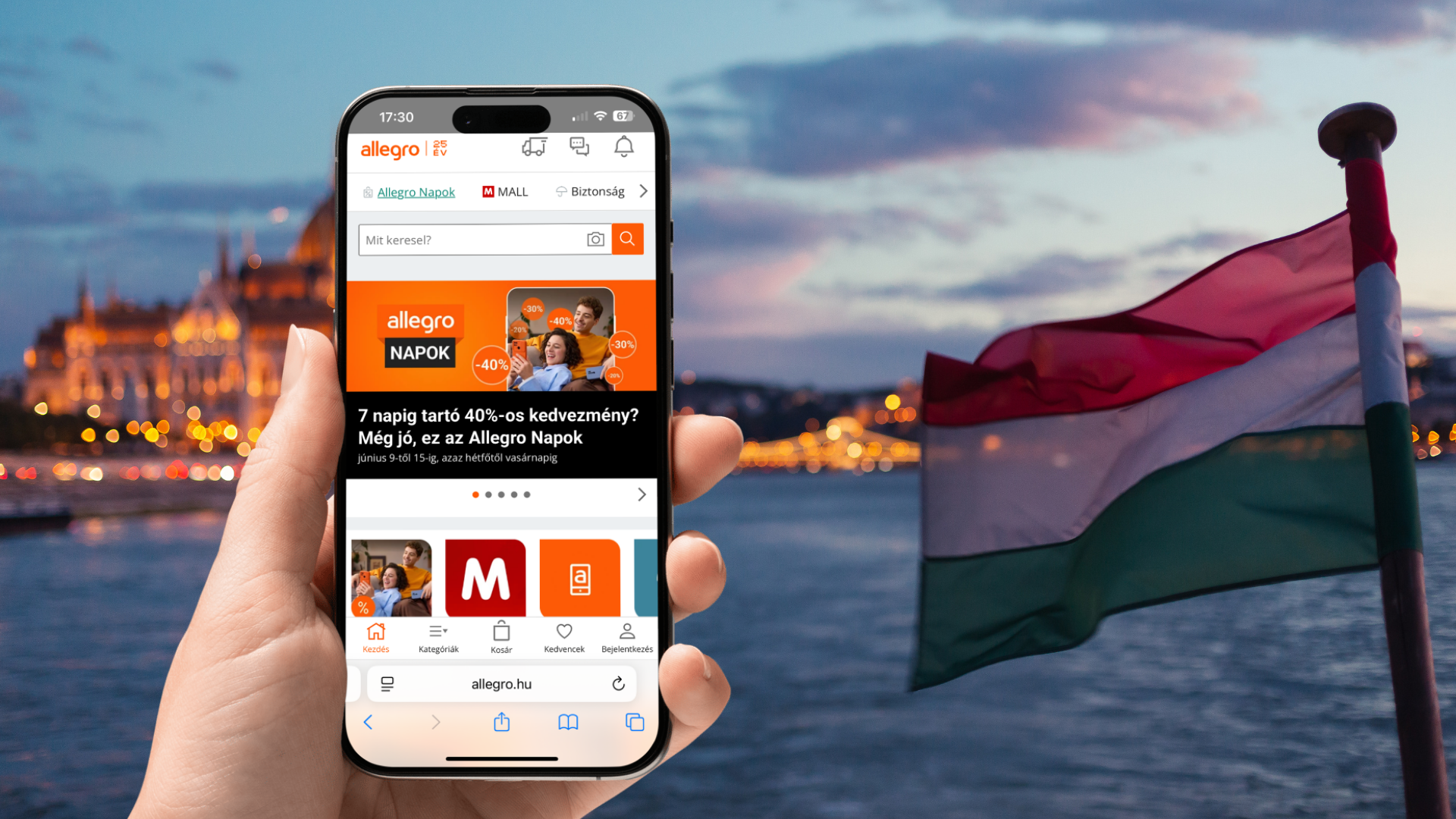 Smartfon z węgierską wersją Allegro (allegro.hu) w dłoni, w tle oświetlony Parlament w Budapeszcie i flaga Węgier