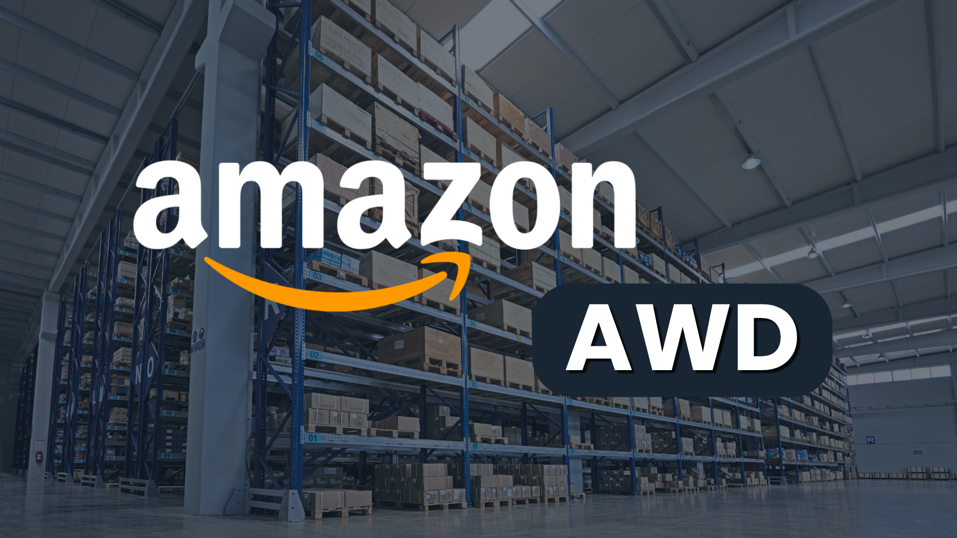 Logo Amazon i napis AWD na tle wysokich regałów z paletami i kartonami w magazynie hurtowym