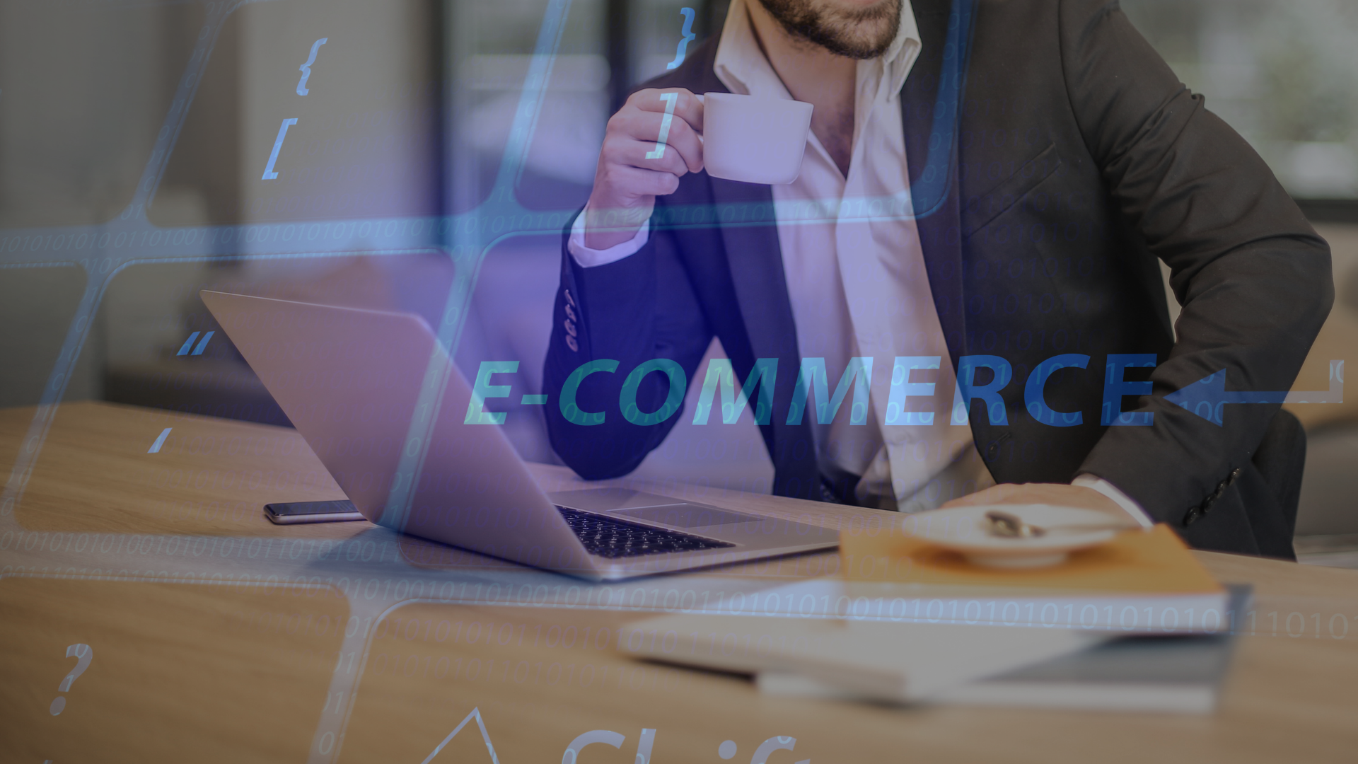 Mężczyzna w garniturze z kawą przy laptopie i cyfrowy napis E-COMMERCE – czym zajmuje się E-commerce Manager