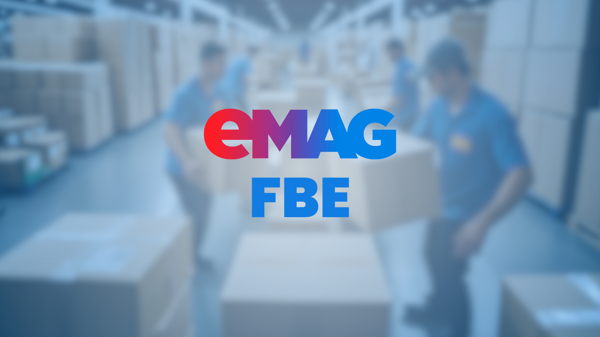 Logo eMAG FBE na tle rozmytego magazynu, w którym pracownicy w niebieskich koszulkach przenoszą kartony