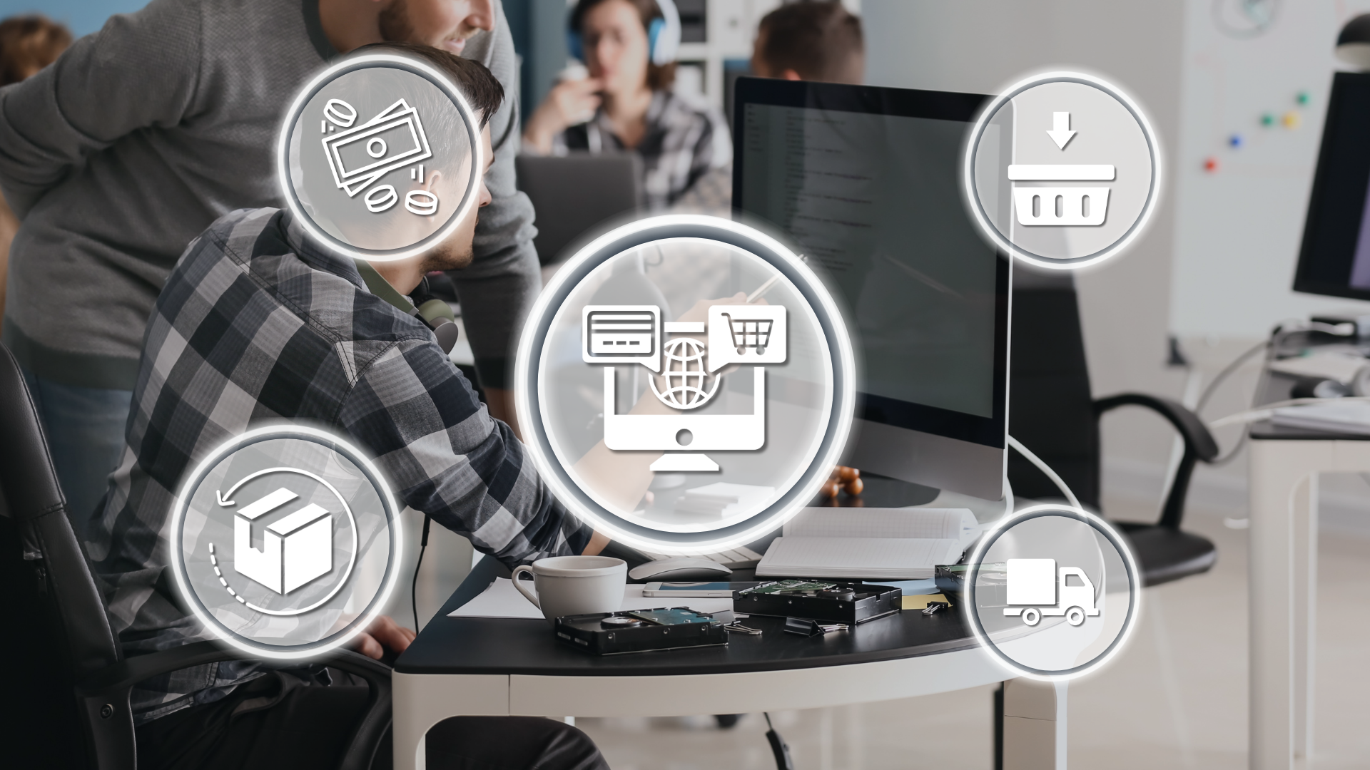 Pracownicy przy komputerze w biurze, wokół ikony płatności, koszyka, zwrotów i dostawy – zadania specjalisty e-commerce