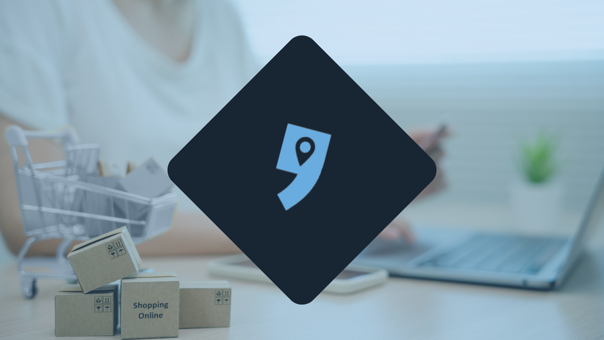 Logo Empiku w granatowym rombie na tle laptopa, wózka na zakupy i paczek z napisem Shopping Online – sprzedaż na Empik