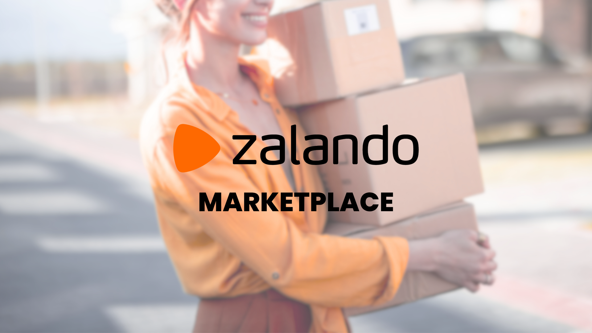 Uśmiechnięta kobieta w pomarańczowej koszuli niesie trzy kartonowe paczki, na zdjęciu logo Zalando Marketplace