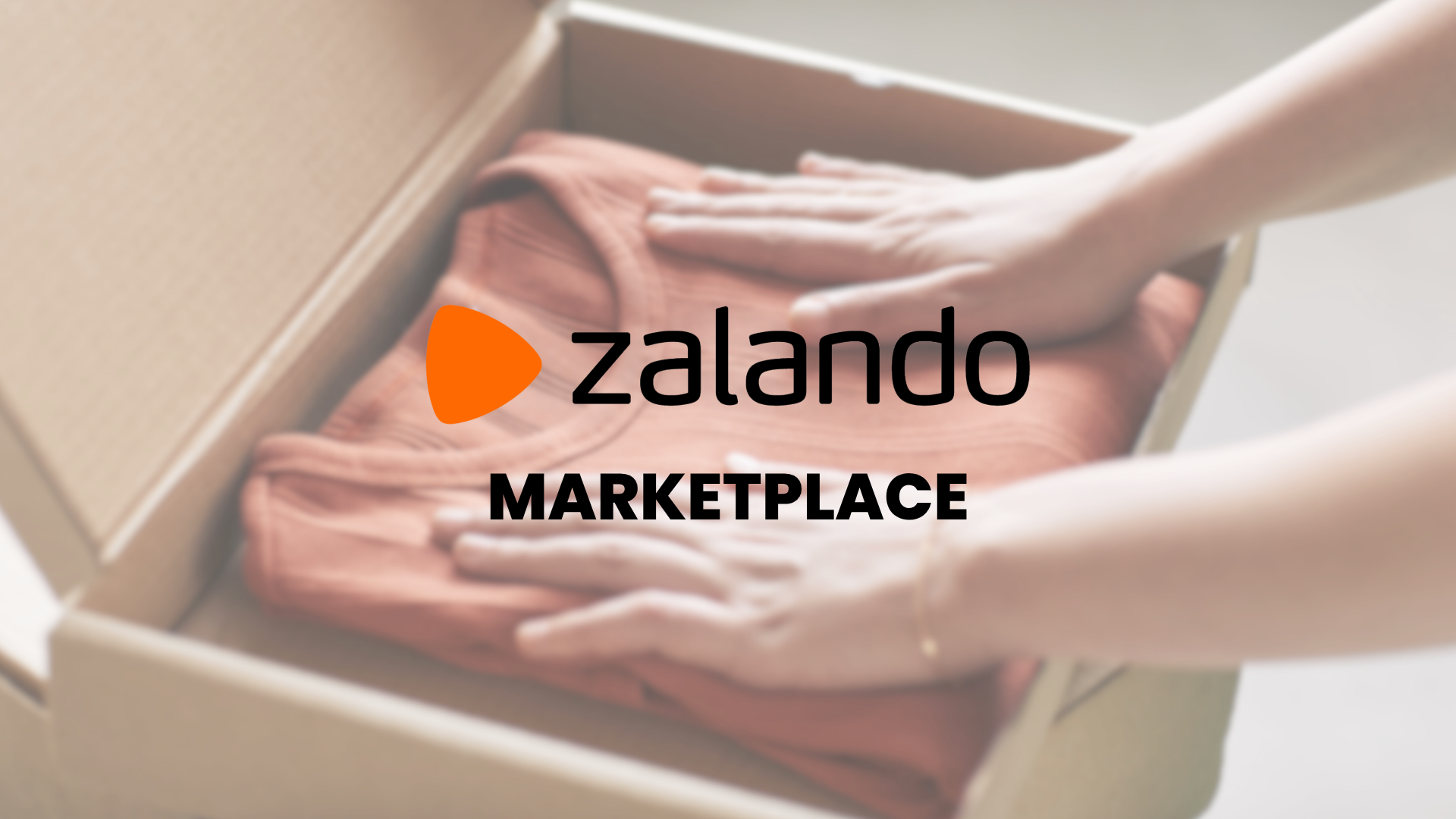 Dłonie układają złożony sweter w kartonowym pudełku wysyłkowym, na zdjęciu logo Zalando Marketplace